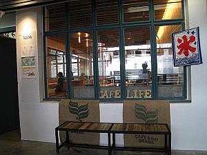 ■Shop S106<br/>『Cafe Life』<br/>イケメン日本人がオーナーのカフェ。