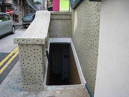アバディーンストリート沿いにある地下トイレへの入り口。
