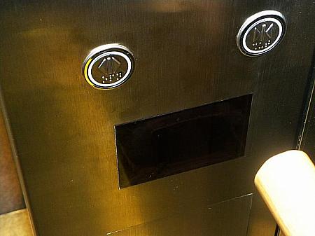 エレベーターの移動は自分のカードキーをかざします