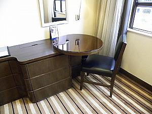 直線的な家具に丸いテーブル