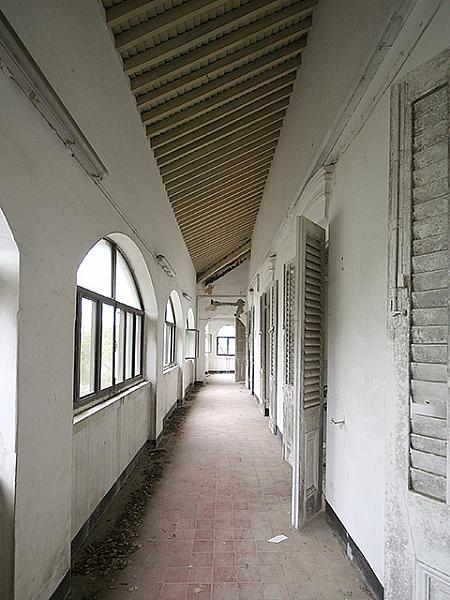 ２階廊下：修復前（写真：Tai O Heritage Hotel提供）