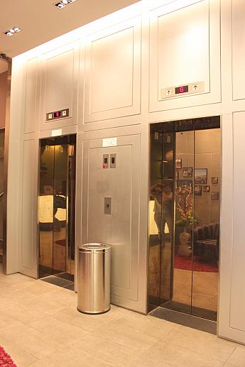 エレベーターは２台