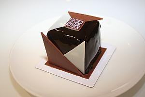 Fauchonchoc cakeはキューブの形が特徴です