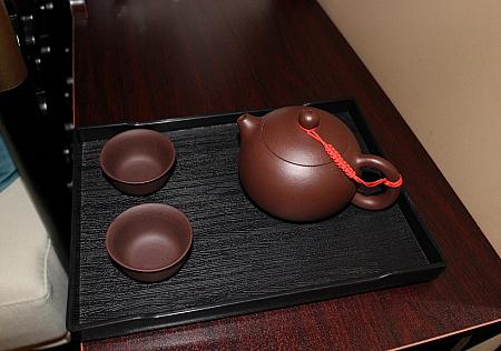 手前のマッサージ・ベットにお茶があるように、施術中は中国茶がサーブされます。　マッサージをして血流がよくなった後は、たくさんお茶を飲んで　毒素を排出してくださいね。\n\n