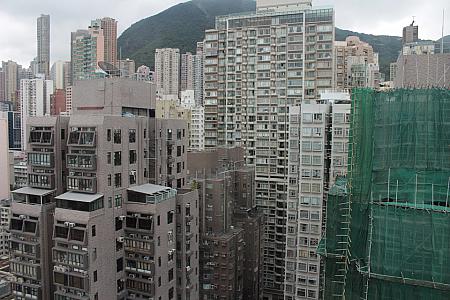 因みに、こちらはデラックス・ヒルビューからの眺め。窓の下にはMTRの西營盤駅や、香港大学も見ることができました。これぞ、香港という光景ですね。