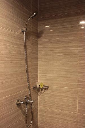 ハンドシャワーで便利です。お手洗いとはシャワーカーテンでスペースを区切って使います。