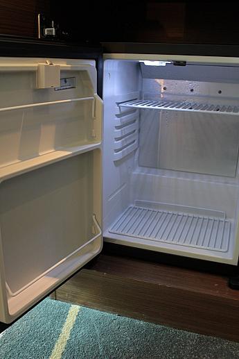 冷蔵庫は基本的に空です