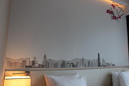 ベットの上の壁紙には、香港のランドスケープが。可愛らしいデザインですね