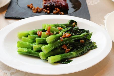 方魚炒芥蘭（ゆで野菜）。歯ごたえあり、新鮮です。HKD$ 118 + 10%