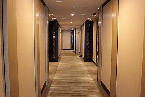客室のあるエレベーターホールと廊下。シックで高級感がありますね