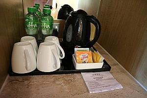 ポット、無料の水とお茶コーナー