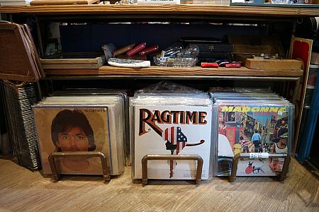 今や貴重品のレコード！店内はレコードプレイヤーを利用して音楽が流れていますが、やっぱりレコードの音って深みがあって良いですね。ジャケ買いして部屋に飾るだけでも十分OK!　