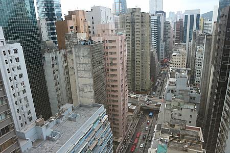 部屋の窓から見た街の様子。高層ビルが並ぶ繁華街の中心ということが分かりますよね。