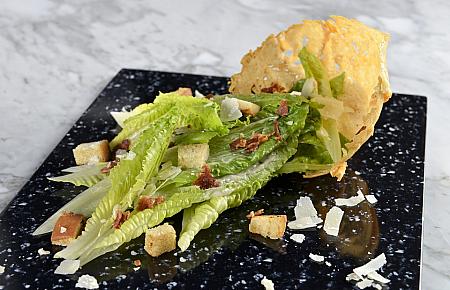 Caesar salad in parmesan basket(シーザーサラダ、パルメザンバスケット入り)