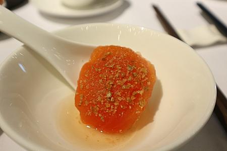 秘製陳皮蒸番茄（蒸しトマトの陳皮がけ）。オリジナルデザートの一つ。日本のオーガニックトマトをやわらかくなるまで蒸し、陳皮で味を調えた逸品