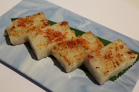 櫻花蝦煎蘿薥糕（櫻エビをかけた大根餅）。大根餅と櫻エビの味が一緒になり、より香ばしく、後を引く美味しさです