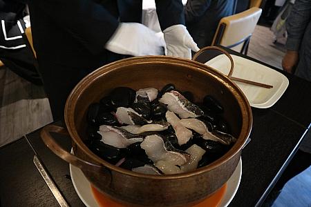 3.目の前で鍋をあけて調理を始めました。実は鍋の中にはとても高い温度に熱した石が引きつめてあります。石の上に魚を置き、石の熱で調理をするのです。良い匂いと魚の焼ける音にビックリするかも！？
