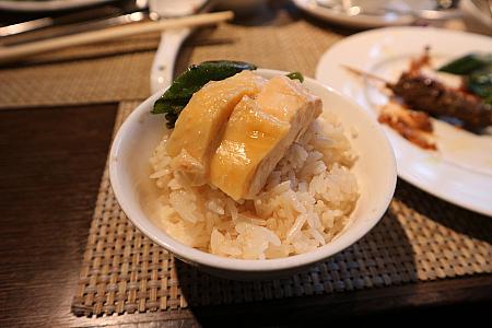 日本人が好きな海南チキンライス（HAINAN CHICKIEN RICE）も勿論あります。茹で鶏と、その茹で汁で調理した米飯がマッチしていて本当に美味しい！