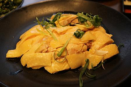 日本人が好きな海南チキンライス（HAINAN CHICKIEN RICE）も勿論あります。茹で鶏と、その茹で汁で調理した米飯がマッチしていて本当に美味しい！