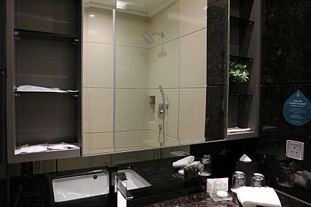 バスルーム。鏡の両脇に、洗面用具を置けるスペースがたくさんあるって、助かりますよね。