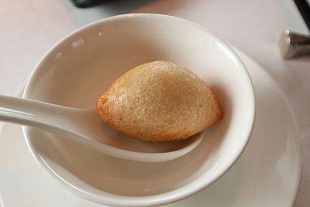 フォワグラ入りもち米の揚げ餃子。（鵝肝鹹水角）。フォワグラの香りが漂う、とっても上品な鹹水角でした。