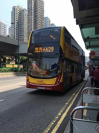 ホテルから5分ほど歩いた場所に、バス停があります。ここからは香港各地へのバスが多く走っているほか、空港バスも2路線出ています。（A22,29）