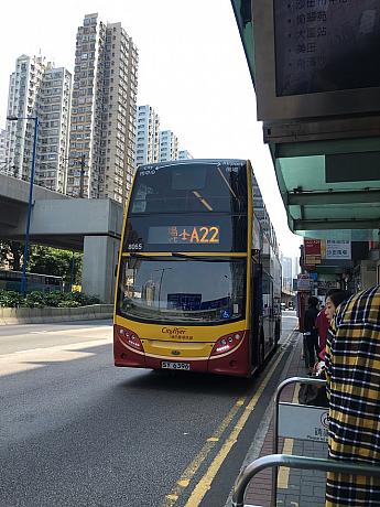 ホテルから5分ほど歩いた場所に、バス停があります。ここからは香港各地へのバスが多く走っているほか、空港バスも2路線出ています。（A22,29）