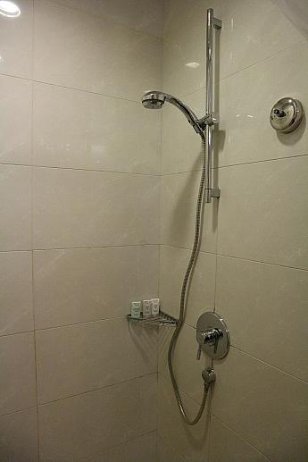 バスタブはなく、シャワーのみとなります。ハンドシャワーですから使いやすいですね