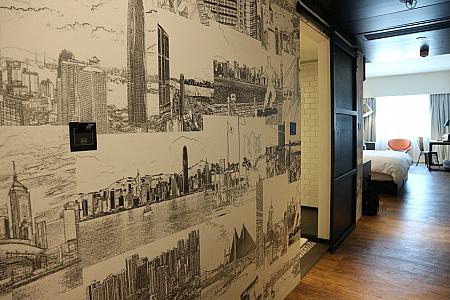 部屋まで続く廊下の様子。この壁紙が香港モチーフたくさんで素敵なんです。