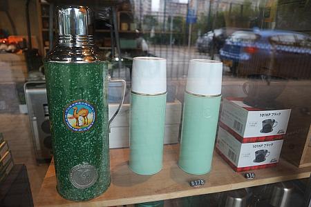駱駝牌、CAMELブランドの魔法瓶。昔からある香港製造の魔法瓶はとても高品質です。最近またこの駱CAMELブランドが見直されてきており、入手困難なときもあります。欲しいものがあれば、是非買ってくださいね。在庫は多くないはずですよ。