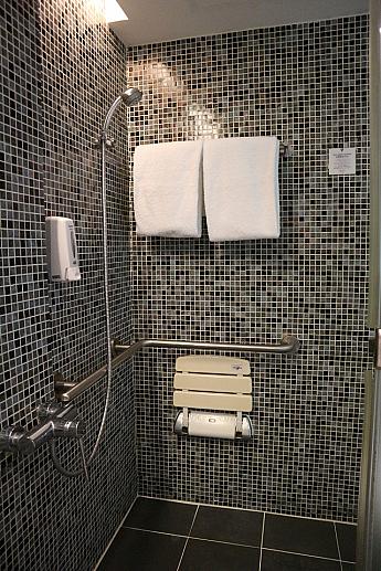 こちらもシャワーのみの部屋となります。