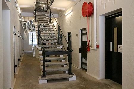 こちらの囚人房では、実際に独房の中に入ってみることができました。