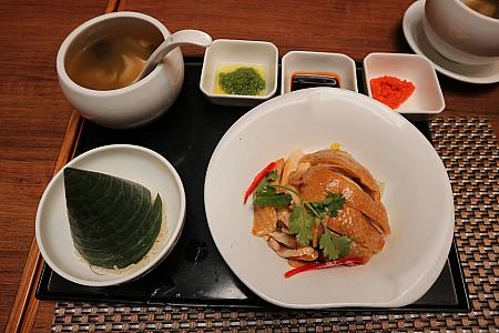 こちらは一番人気の『泰式海南雞/Thai Style Hainan Chicken Rice』。タイ語でカオマンガイと言われるタイ風のチキンライスです。柔らかく旨みたっぷりの蒸しチキンに、エスニックのタレをつけて食べてください。