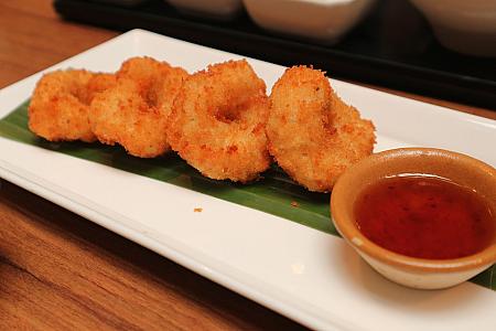 泰式炸蝦餅/Thai Deep-fried　Prawn Patties。蝦のすり身を揚げたタイ料理で人気の一品。さくさく＆ホクホクで美味しい～。