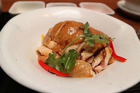 こちらは一番人気の『泰式海南雞/Thai Style Hainan Chicken Rice』。タイ語でカオマンガイと言われるタイ風のチキンライスです。柔らかく旨みたっぷりの蒸しチキンに、エスニックのタレをつけて食べてください。