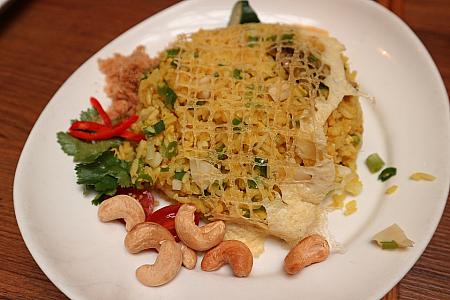 『清邁蛋網深海帯子、鮑魚炒飯/Fried Rice with Abalone,Sea Scallop and Egg Net, Chiang Mai Style』チェンマイ風 鮑と帆立チャーハン。手の込んだ網目の卵がかかっていて、豪華。