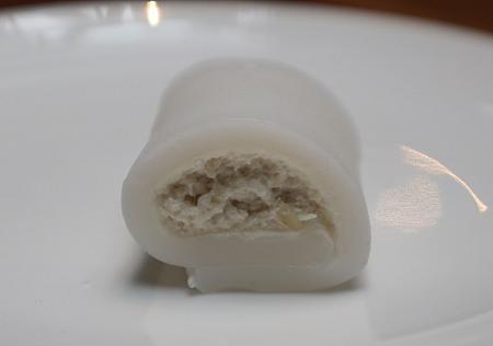 榴槤冰皮卷/Glutinous Rice Roll with Durian。ドリアン餅。ドリアンペーストが包まれた柔らかな餅で、食べやすい！