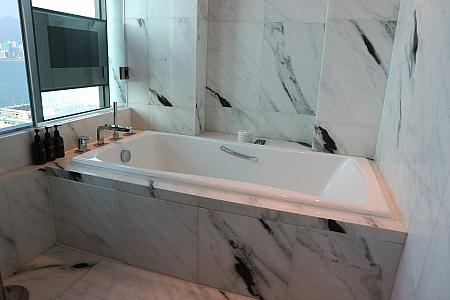 バスタブの横のシャワーブース。まるで日本のお風呂のようで使いやすい！