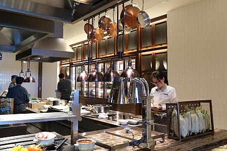レストラン奥のオープンキッチンでは料理の様子を見ることができます。