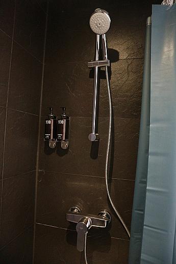 こちらはバスルームの中。とても清潔で使い勝手も良さそうです。シャワーのみで、ハンドシャワー式になっています。