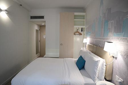 King Bed(キングベット）の部屋の一例。室内の入り口側から窓側を見た様子（左）と、窓側から入り口を眺めた様子（右）。