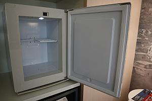 冷蔵庫（中は空になっています）、セーフティボックス、スリッパもセットされています。