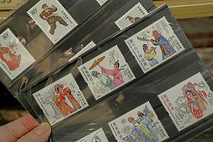 なんと切手も豊富なんです。戯曲関連のものから香港の郵便局が発行した色々な切手があるので、お気に入りを見つけてください