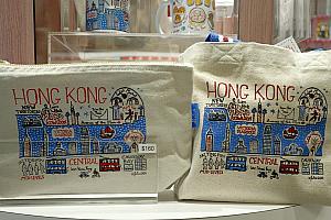 香港旅行のお土産に欲しくなる香港アイコン満載のポーチやカップ、マグネットなども大人気。