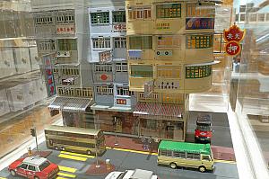 バスやトラム、タクシーや香港の古い建物のミニチュア模型