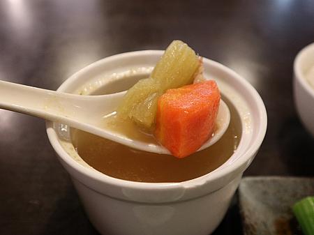 ナビがお昼にトライした香港式バーベキュー盛り合わせと日替わりスープ。とっても美味しかったですよ。