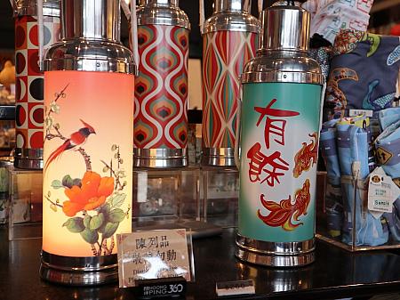 忘れてはならない、香港を代表する香港製造の駱駝魔法瓶（左）もここで買えちゃいます。そして、レトロな魔法瓶形の素敵なランプもありました。（右）