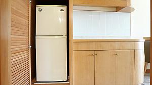 キッチンエリアには、洗いものができるシンクと大きな冷蔵庫があります。何か買ってきて冷蔵庫にいれておいて、室内で食べることができますね。それにしても大きな冷蔵庫です。