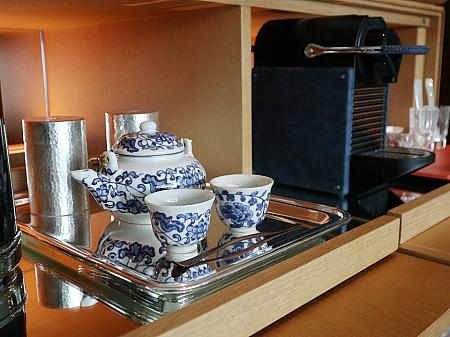 室内備え付けの美しい茶器も白地にブルーという香港らしいもの。こだわりを感じます。