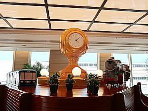 こちらは待合室のベンチ。駅にありがちな大きな時計や列車の模型が飾られています
